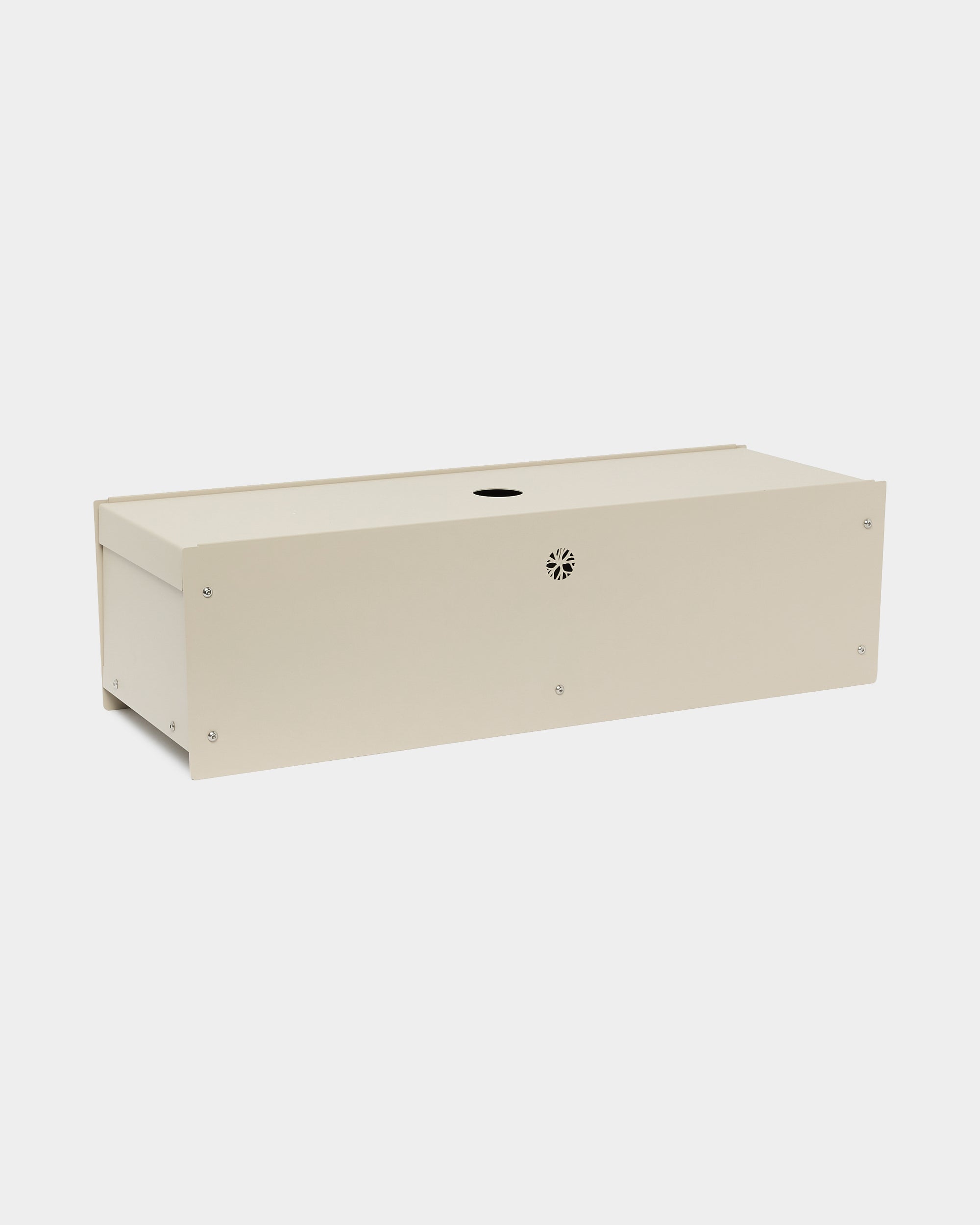 De Nell | Metal Box / BM2 van WoodUpp, een rechthoekige steel box met poedercoating in beige, met een ronde opening en ventilatie, accessoire voor Akupanel, op een witte achtergrond.